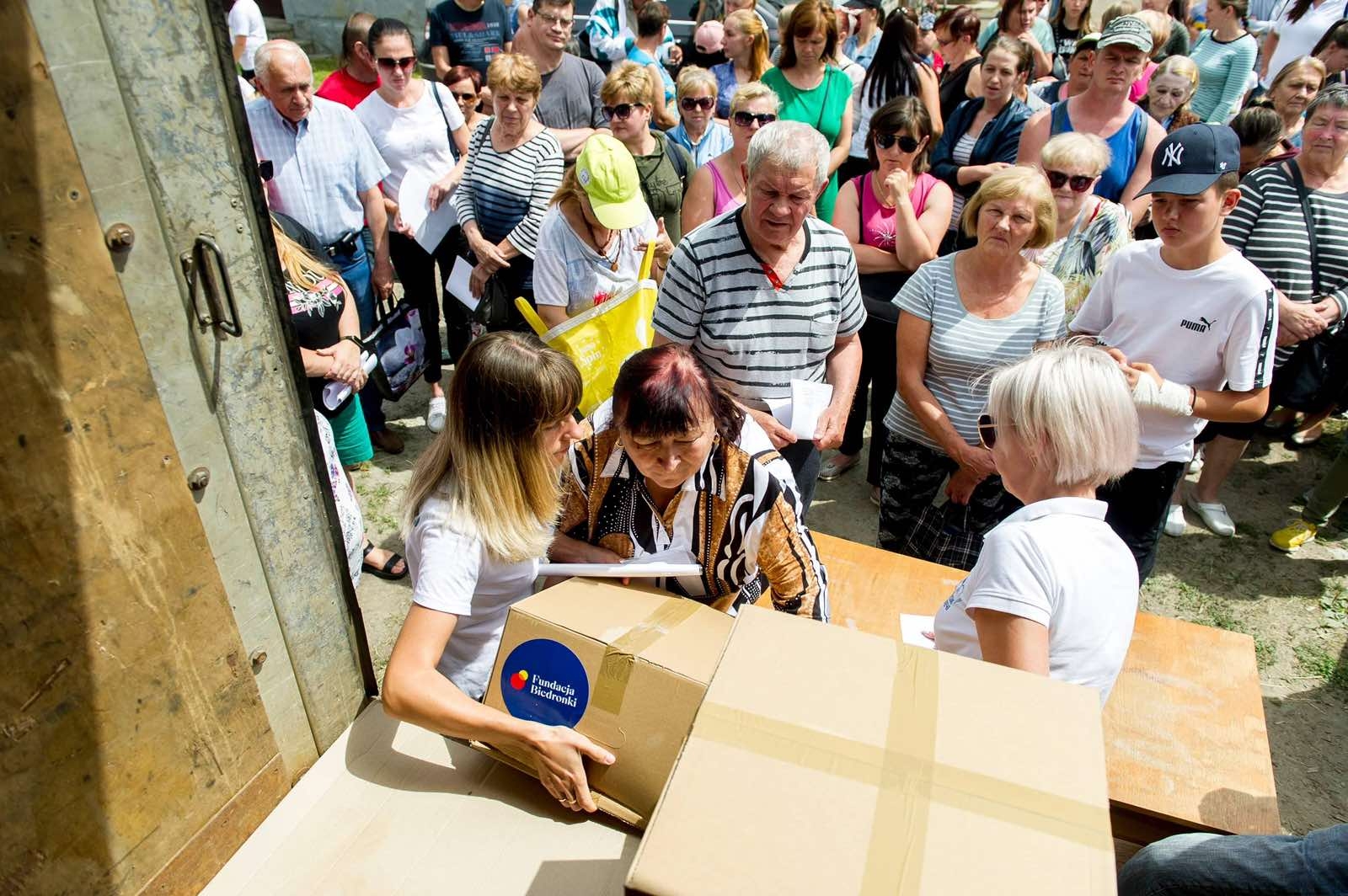 Zdjęcie ukraińców oczekujących na pomoc humanitarną